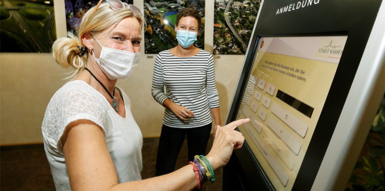 Kundin Simona Ende bedient das neue Infoterminal und gibt ihre Terminnummer ein. Mitarbeiter des Bürgerbüros erfahren so, wann jemand im Wartebereich sitzt . Die Technik koordiniert die Besucher mit und ohne Termin.