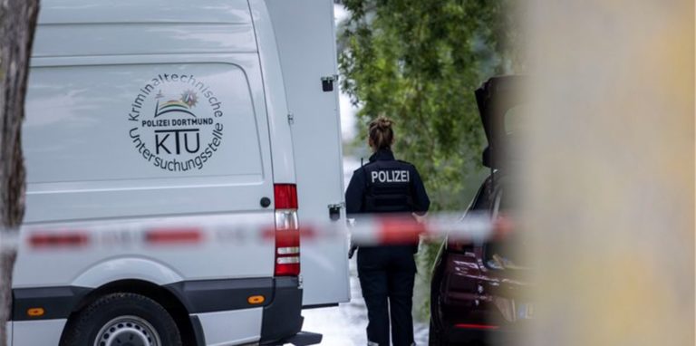 Einsatzkräfte der Mordkommission gehen nach dem Fund einer Frauenleiche den Ermittlungen nach.