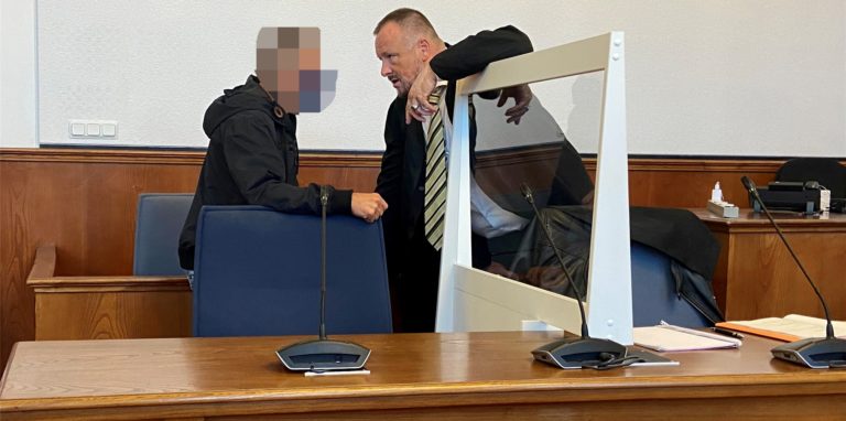 Der Angeklagte will sich erst nach der Zeugenvernehmung zu den Vorwürfen äußern.