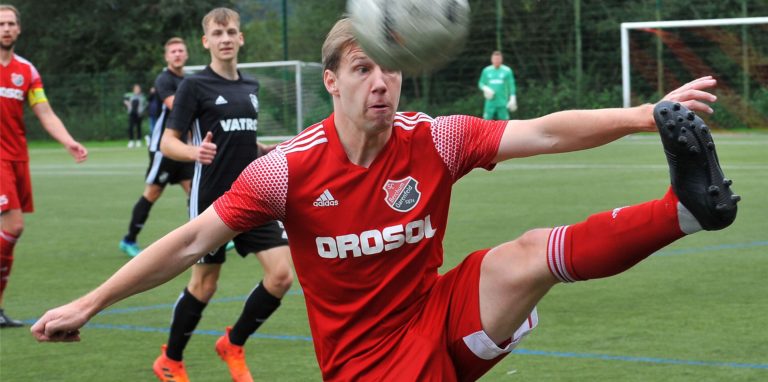 Patrick Borchert, hier in artistischer Aktion, brachte den SC Berchum/Garenfeld mit 2:1 in Führung. Am Ende stand der erste Saisonsieg für die Rot-Schwarzen.