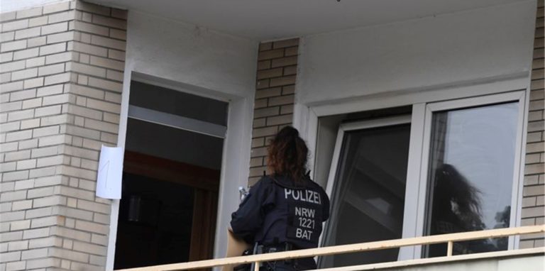 Ermittler durchsuchen ein Mehrfamilienhaus in Hagen.