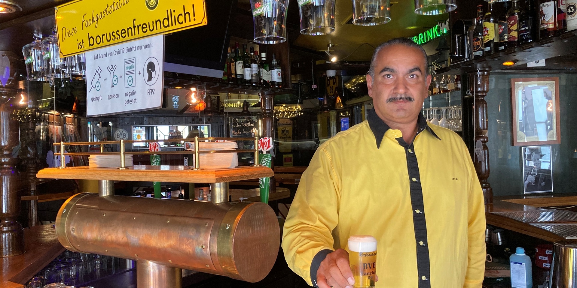 Omid Ghorbanazar betreibt die Ratsschänke in der Nähe des Friedensplatzes. Wenn dieser voll ist, werden die Zuwege zu der Kneipe abgesperrt und die Gäste können das Lokal nicht mehr erreichen.