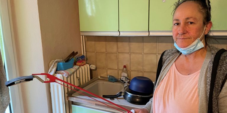Daniela Hindsdorf will in ihrer Wohnung nichts berühren. Zu sehr ekelt sie sich vor den Kakerlaken in ihrer Wohnung.