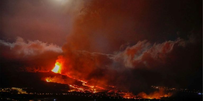 Lava bricht aus einem Vulkan in der Nähe von El Paso auf der Insel La Palma aus.