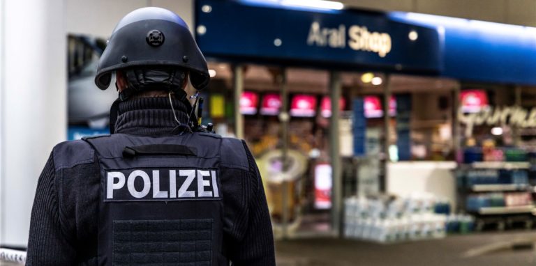 Ein Polizist sichert am frühen Morgen eine Tankstelle. Ein Angestellter der Tankstelle war in Idar-Oberstein in Rheinland-Pfalz von einem mit einer Pistole bewaffneten Mann erschossen worden.