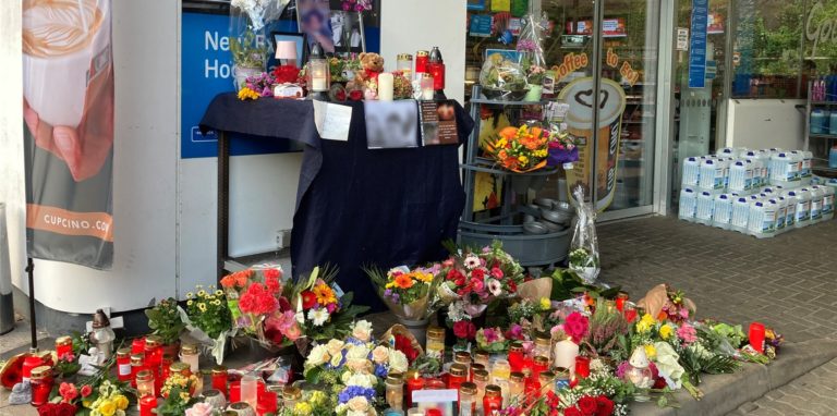 Blumen und Kerzen sind vor einer Tankstelle in Idar-Oberstein aufgestellt. Ein Angestellter der Tankstelle war am Samstagabend von einem mit einer Pistole bewaffneten Mann erschossen worden. Der Angestellte hatte den Kunden auf die Maskenpflicht hingewiesen, da dieser ohne Maske Bier kaufen wollte.