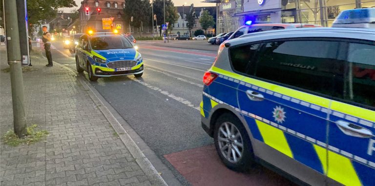 Polizeieinsatz bei Rewe Hübner an der Kurt-Schumacher-Straße: Eine Frau hatte mit einem Messer gedroht.