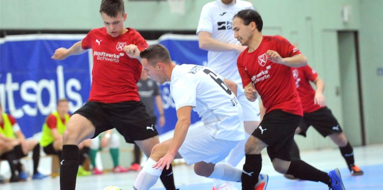 Die Holzpfosten-Futsaler, hier im Heimspiel gegen den Wuppertaler SV, haben den ersten Saisonsieg im Visier.