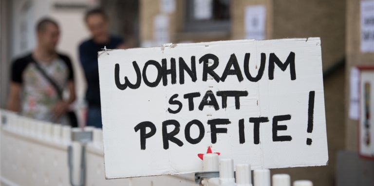 Wie stehen die Parteien zur Immobilienspekulation? Das zeigt ein Überblick über die Wahlprogramme der im Bundestag vertretenen Parteien.
