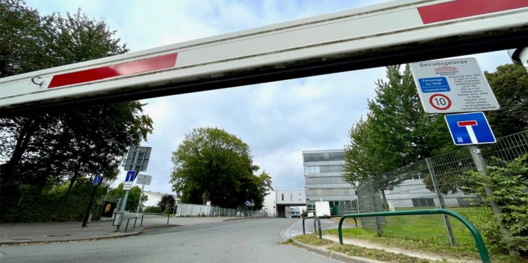 Der Weg über das Messegelände zum Stadion ist eine beliebte Abkürzung – doch wird über eine Sperrung diskutiert.