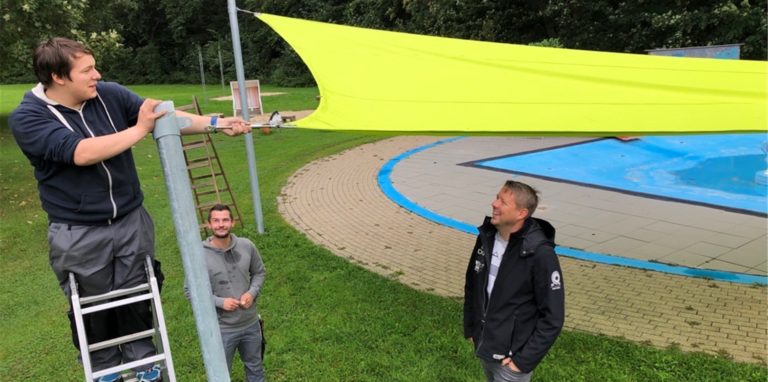 Ein Sonnensegel für das Kinderbecken ist eine der Neuerungen im Freibad Dellwig, die Geschäftsführer Dirk Weise (r.) 2021 präsentieren kann.