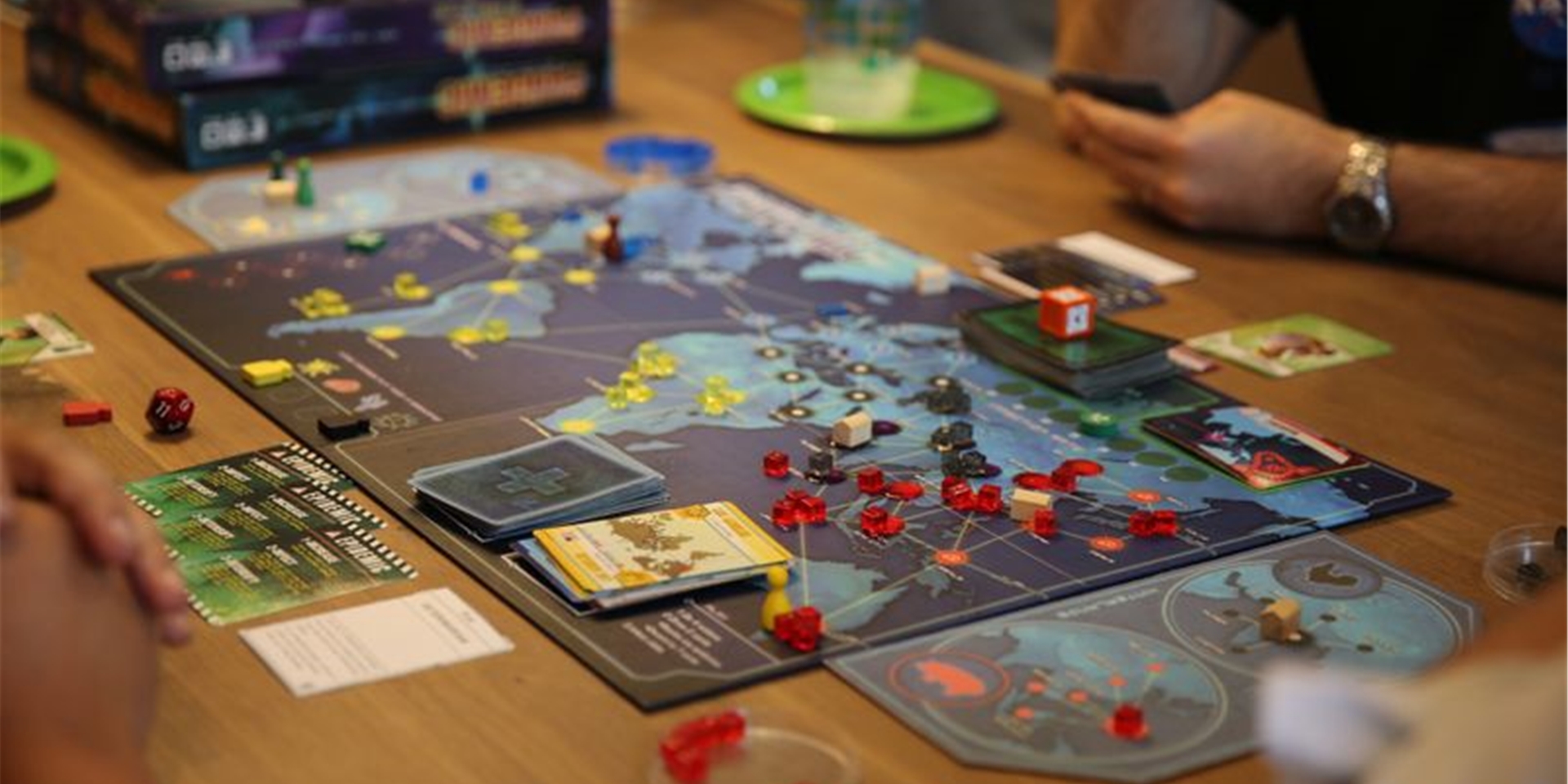 In «Pandemic» müssen auf einer Weltkarte vier Seuchen bekämpft und gleichzeitig vier Gegenmittel entwickelt werden. Dabei gilt es, die passenden Karten zu sammeln und geschickt zu tauschen.