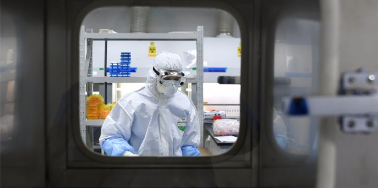Ein Mitarbeiter des Coronavirus-Nachweislabors «Huoyan» arbeitet an Nukleinsäuretests zum Nachweis des neuartigen Coronavirus.