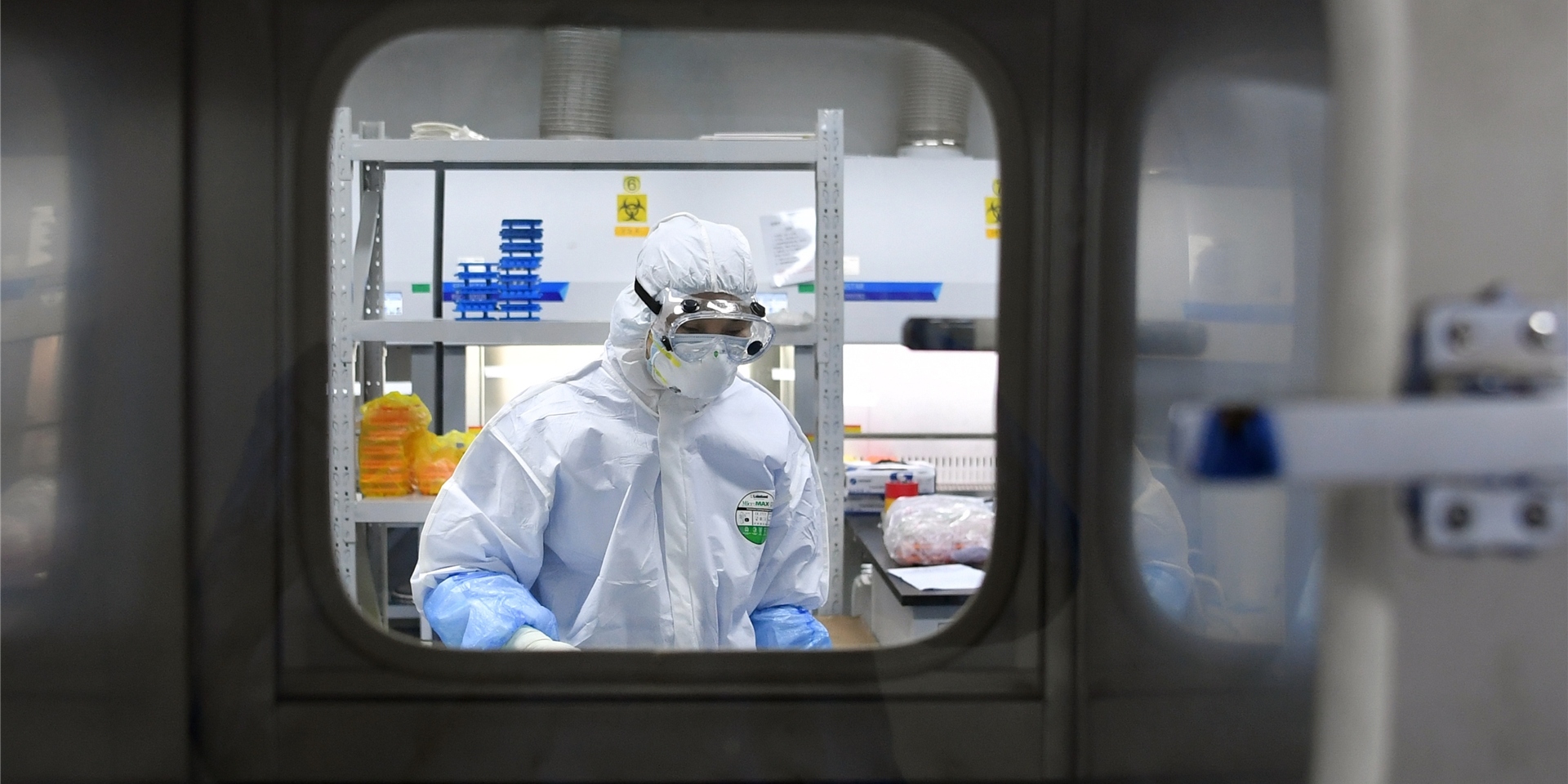Ein Mitarbeiter des Coronavirus-Nachweislabors «Huoyan» arbeitet an Nukleinsäuretests zum Nachweis des neuartigen Coronavirus.