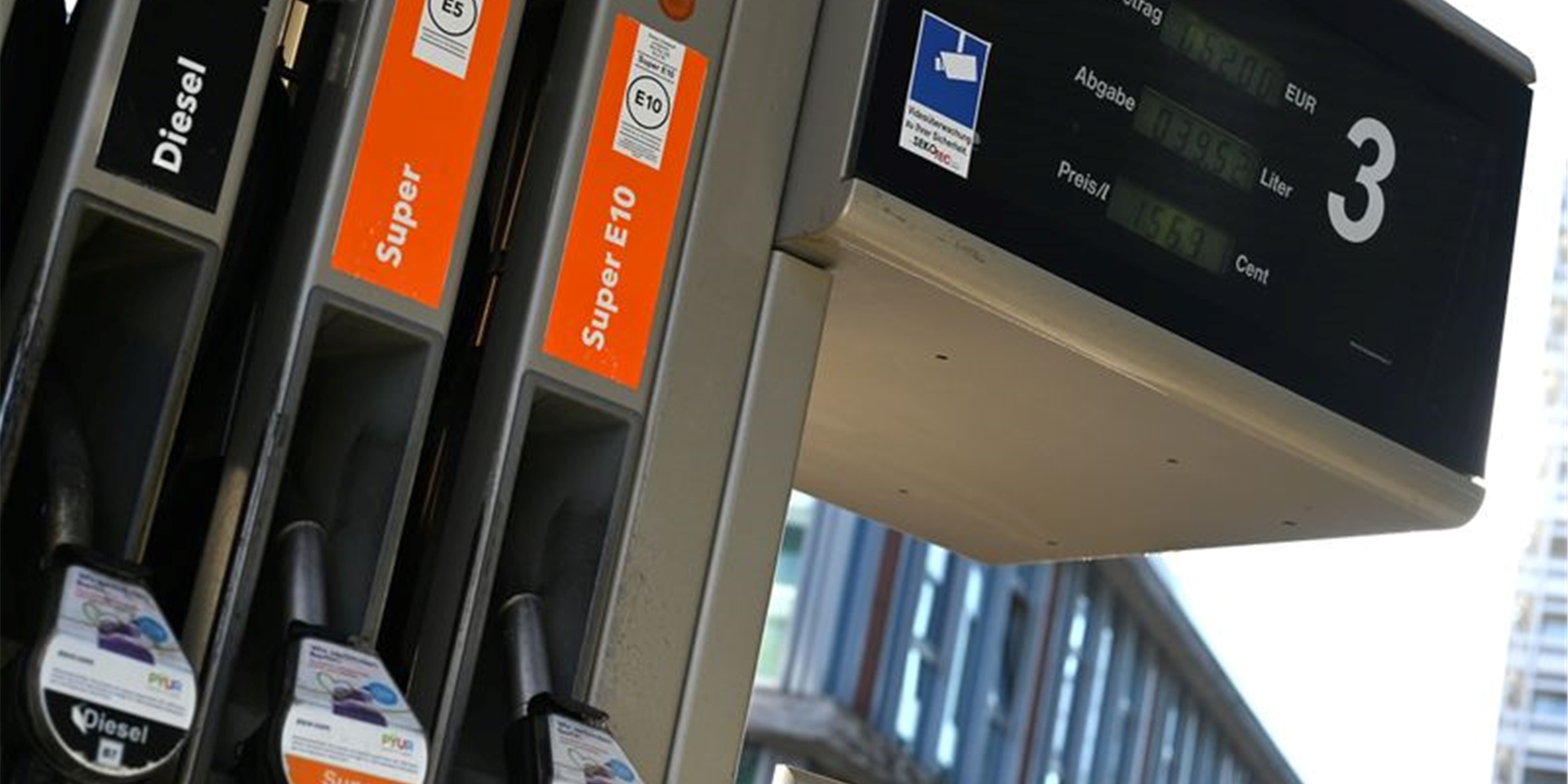 Ab Oktober soll ein Energiekostenvergleich an Tankstellen Autofahrer darüber informieren, wie viel sie mit einem anderen Antrieb zahlen müssten.