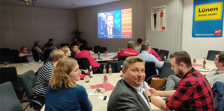 Gut gelaunt erwarteten die Lüner Sozialdemokraten ihren Parteifreund und Bundestagskandidaten Michael Thews Sonntagabend in der SPD-Parteizentrale in der Lüner City.