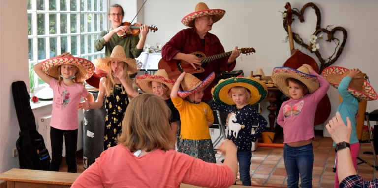 Zu einer Jazz-Reise sind Lüner Kinder mit Reiseleiter Uli Bär und seiner Jazz-Band am Museum Schwansbell aufgebrochen.