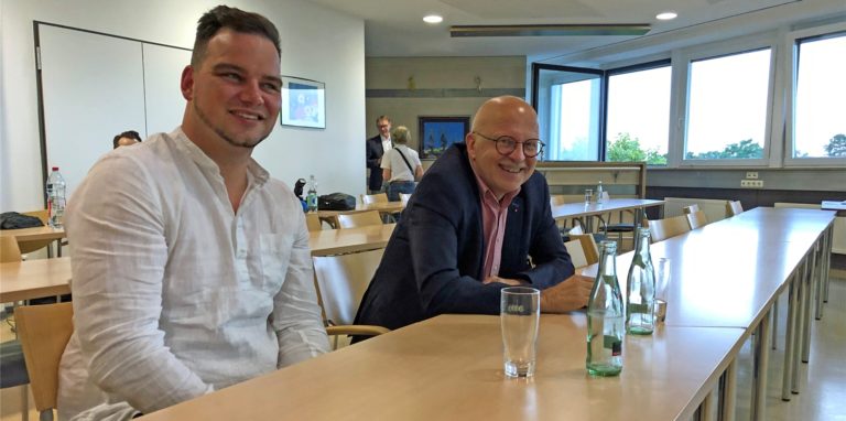 Hat gut lachen: Siegfried Scholz (r.), Ortsvereinsvorsitzender der SPD in Werne, freute sich über die guten Ergebnisse der Sozialdemokraten im Bund und das historische Ergebnis in Werne.