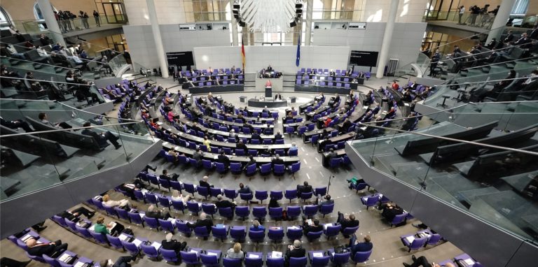 Im Zuge der Corona-Krise wurden die Diäten der Bundestagsabgeordneten im Jahr 2021 erstmals gesenkt – um 71 Euro. (Symbolbild)