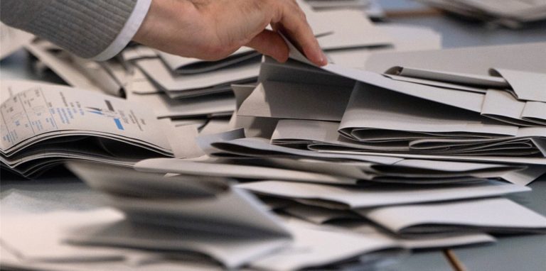 Wahlhelfer und Wahlhelferinnen zählen in einem Wahllokal Stimmzettel für die Bundestagswahl. (Symbolbild)