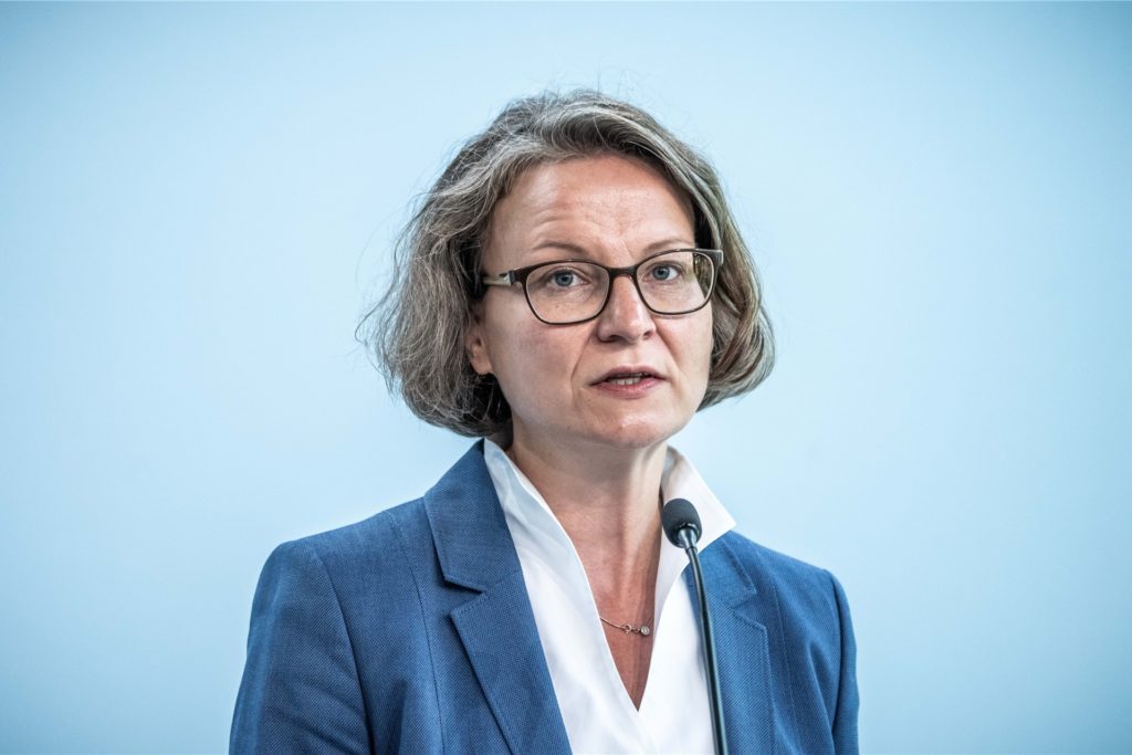 Ina Scharrenbach (CDU), Nordrhein-Westfalens Ministerin für Heimat, Kommunales, Bau und Gleichstellung, steht neben Wüst ebenfalls in der engeren Auswahl.