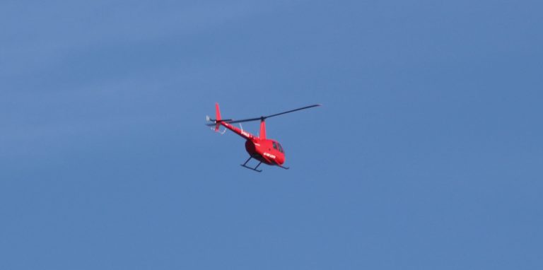 Der leuchtend rote Hubschrauber von Air Lloyd flog am Dienstagmorgen über Schwerte.