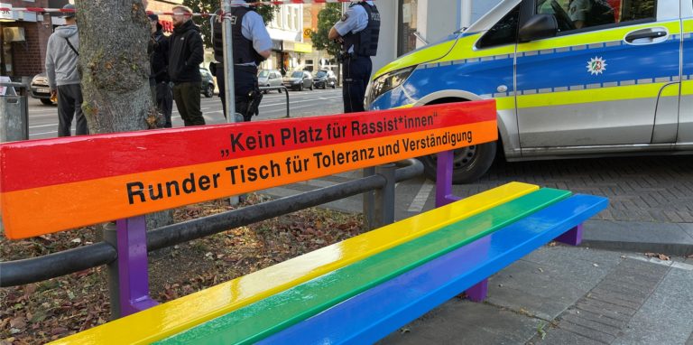 Seit Donnerstag (23.9.) stehen auf dem Wilhelmplatz bunte Bänke als Zeichen für Vielfalt. Kurz danach wurden sie beschmiert.