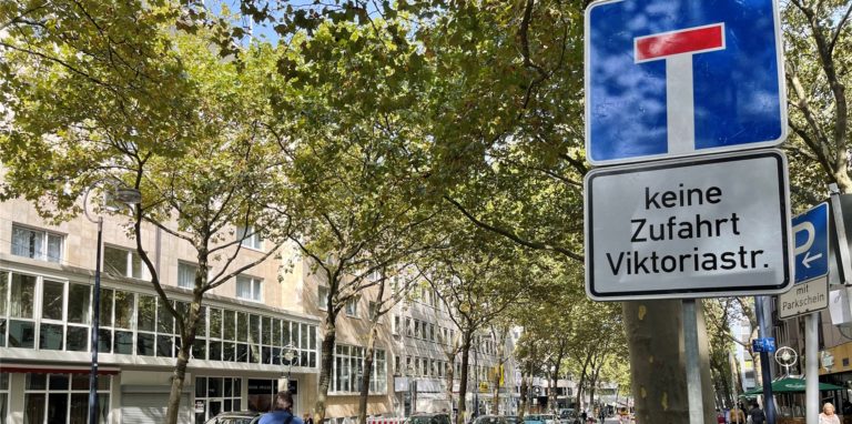 „Keine Zufahrt Viktoriastraße“ steht an der Kreuzung Kleppingstraße/Olpe. Wie am Ostwall sind die Baustellen dort für die Gewerbetreibenden ein Problem.