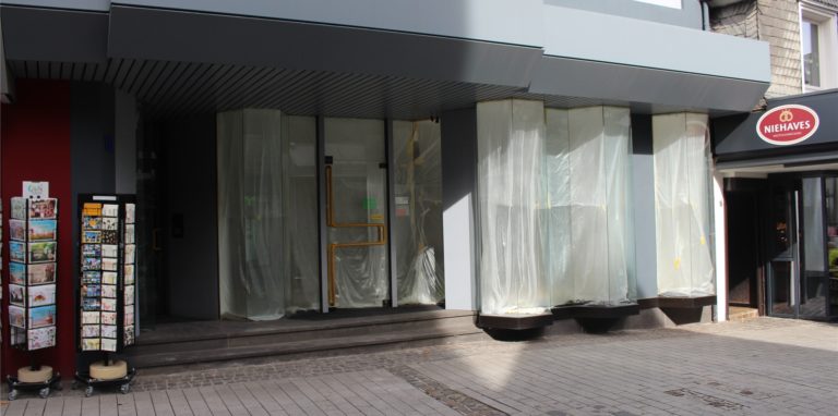 Es wird renoviert. Im ehemaligen Ladenlokal Kettler entsteht ein neues Geschäft für Damenmode und Geschenke.