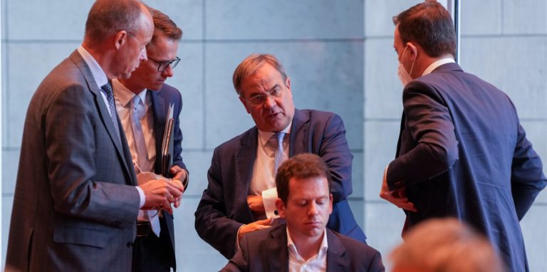 Unionskanzlerkandidat Armin Laschet (2.v.r.) steht mit CDU-Generalsekretär Paul Ziemiak (r.) und den CDU-Bundestagsabgeordneten Carsten Linnemann (2.v.l.) und Friedrich Merz nach dem Treffen der NRW-Landesgruppen im Sitzungssaal zusammen.