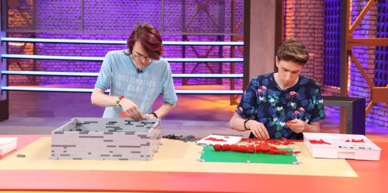 Justin (rechts) tritt gemeinsam mit seinem Teamkollegen Dominik an, um im Finale um den Sieg zu kämpfen.