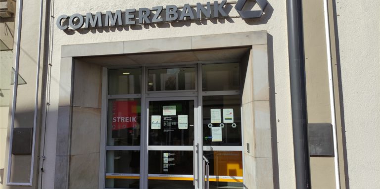 Ein rotes Plakat mit der Aufschrift Streik war Freitag an einer Fensterscheibe im Eingangsbereich der Commerzbank-Filiale in der Lüner Innenstadt angebracht.