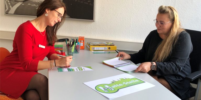 Jessica Jurczyk (links) vom Jobcenter soll bald auch in der neuen Haltenstelle im Geistviertel Jugendliche beraten.