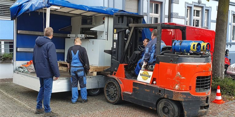 Um die neue „gebrauchte“ Schneidemaschine in die Druckerei Bresser zu hieven, mussten bei Bresser alle Arbeitsabläufe genau stimmen.