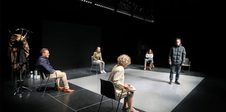 Im neuen KJT-Stück „Kein leichter Fall“ sind Requisiten kaum von Bedeutung. Das schafft den Schauspielern Raum für intensive Dialoge.