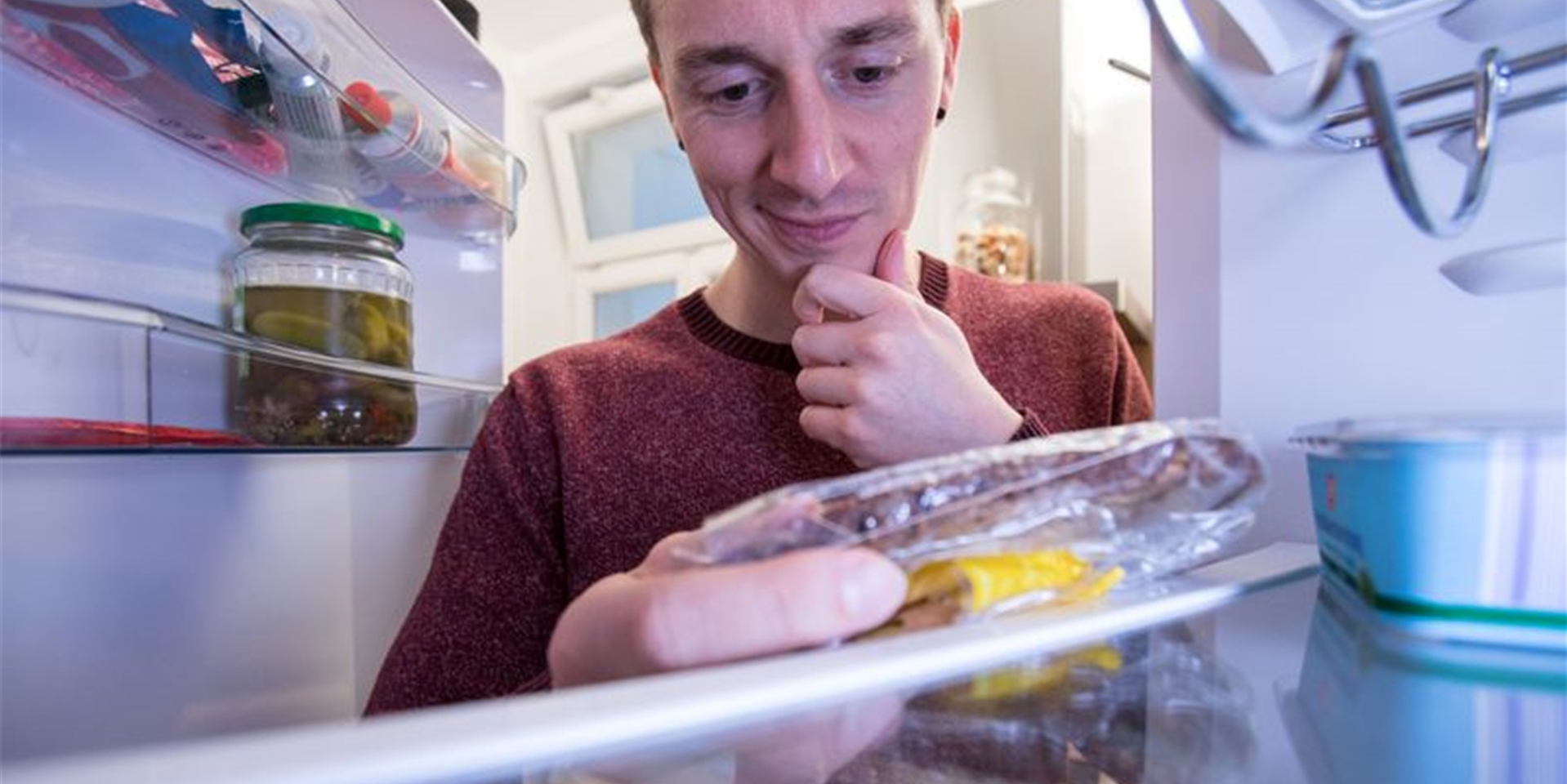 Vor dem Einkauf sollten die Vorräte in Kühlschrank und Regalen kontrolliert werden. So lassen sich unnötige Spontankäufe vermeiden.