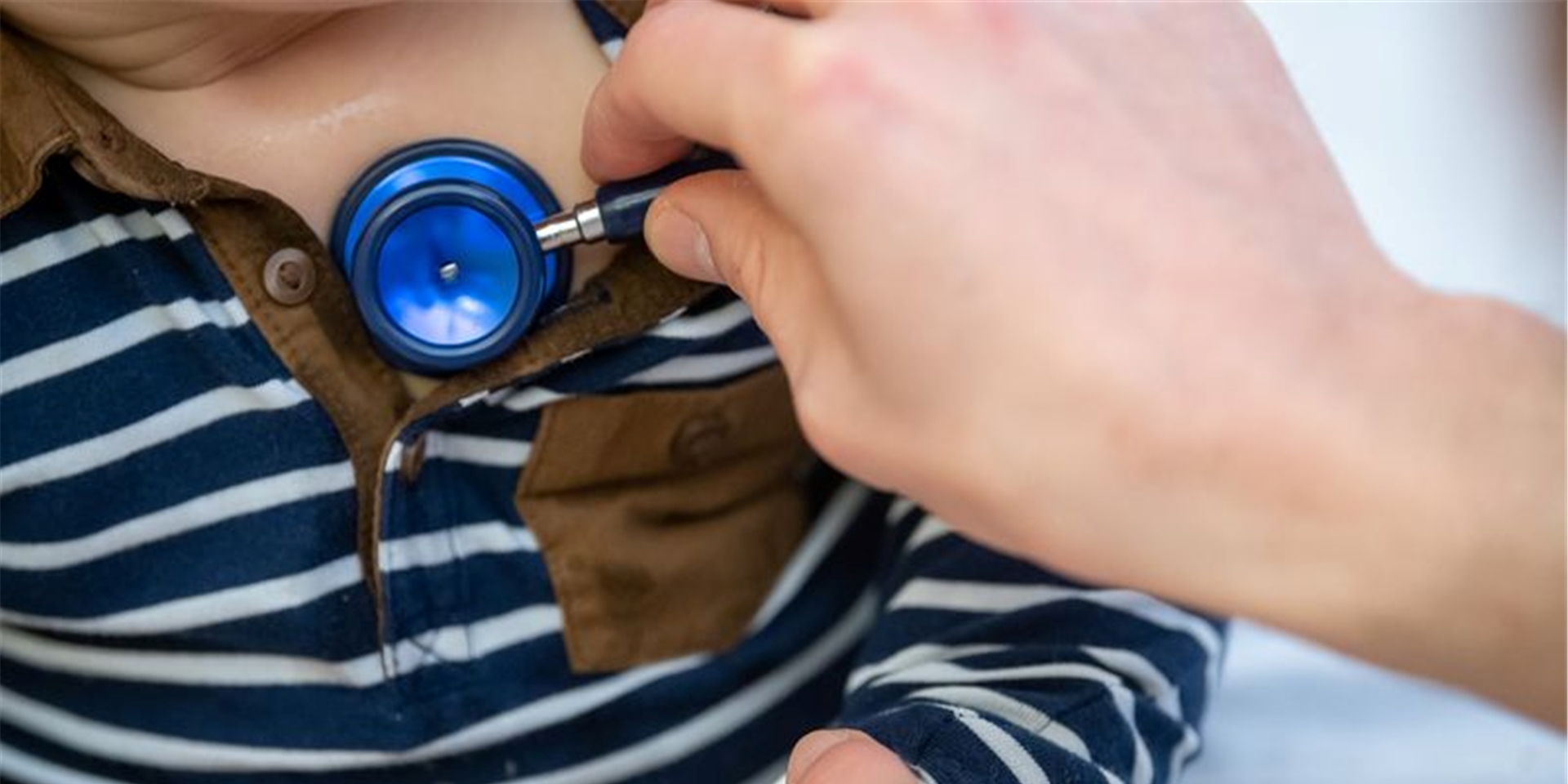 Ein Arzt untersucht ein Kind mit einem Stethoskop. Auffallend viele Kinder machen seit einigen Wochen Atemwegsinfekte durch, die eigentlich erst in den Wintermonaten zu erwarten sind.