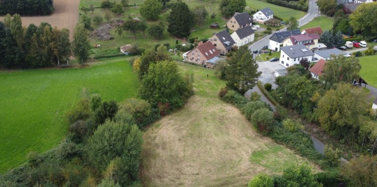 Das Bild zeigt eine Luftaufnahme des Grundstücks in Unna-Kessebüren, über deren geplante Bebauung diskutiert wird.