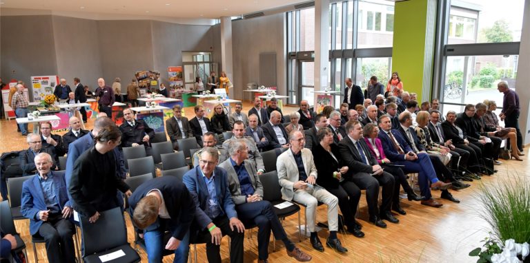 Die neue Aula der Profilschule wurde offiziell eingeweiht. Nicht nur für den Schulbetrieb, sondern auch für Veranstaltungen der Gemeinde sollen die neuen Räume genutzt werden.