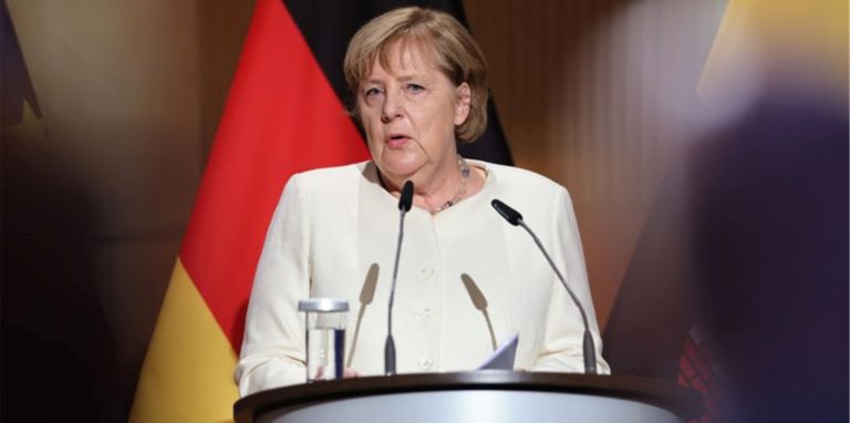 Bundeskanzlerin Angela Merkel (CDU) spricht beim Festakt zum Tag der Deutschen Einheit in der Händel-Halle.