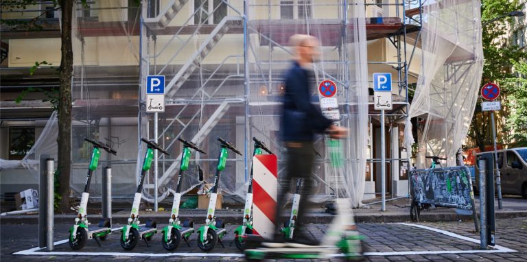 Wer mit einem E-Scooter unterwegs ist, muss vieles beachten.