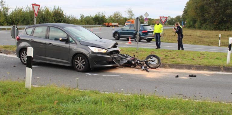 Nach dem Zusammenstoß kamen die beiden Fahrzeuge erst mehrere Meter in der Autobahn-Auffahrt zum Stehen.