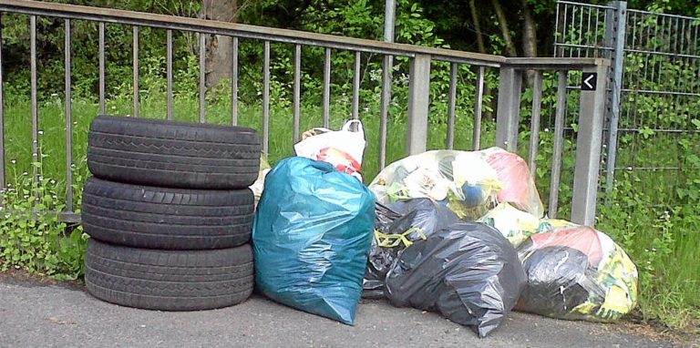 Das Archivblid zeigt illegal entsorgte Altreifen und Müllsäcke an der Seseke-Brücke Kamener Straße.