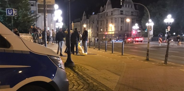 Immer dabei: die Polizei. Am Freitagabend, als dieses Foto entstand, waren mehrere große Wagen von Polizei und Ordnungsamt an der Möllerbrücke geparkt oder fuhren die Straßen drumherum ab.