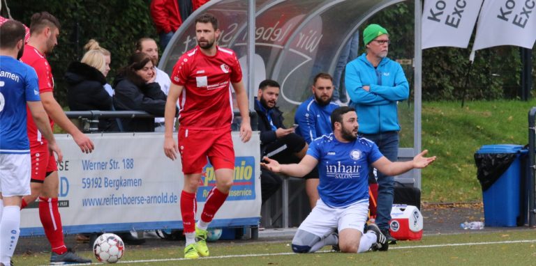 VfL-Sport-Chef Olaf Haeseler (rechts) und einige Spieler konnten sich am Sonntag nicht erklären, warum ihr Teamkollege Mehmet Kara nicht auflaufen durfte.