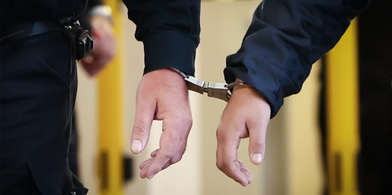 Ein Handy-Dieb ist in Schwerte auf frischer Tat ertappt worden und wurde von der Polizei festgenommen.