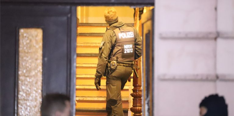Im Rahmen einer Großrazzia werden am Mittwochmorgen drei Gebäude in Dortmund durchsucht. (Symbolbild)