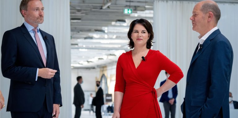 Annalena Baerbock (M), Bundesvorsitzende von Bündnis 90/Die Grünen, Olaf Scholz (r, SPD), Bundesminister der Finanzen, und Christian Lindner, Fraktionsvorsitzender und Parteivorsitzender der FDP.