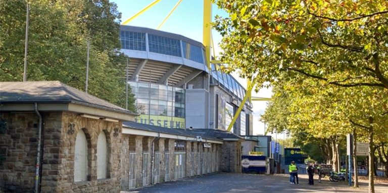 Im Stadion Rote Erde ist ein Blindgänger aus dem Zweiten Weltkrieg gefunden worden, der umgehend entschärft werden muss.