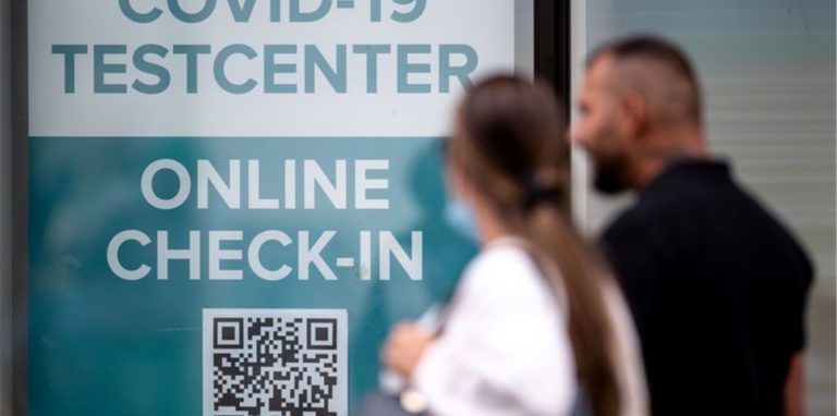Schnelltests, die Nicht-Geimpfte inzwischen häufig für den Zugang zu Restaurants oder Veranstaltungen brauchen, sind bald nicht mehr einfach für alle gratis.
